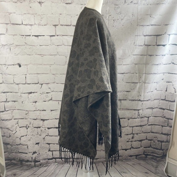 Woolrich Women Shawl Wrap Poncho One Size Gray Animal Print Soft Fringe Winter - Picture 4 of 7